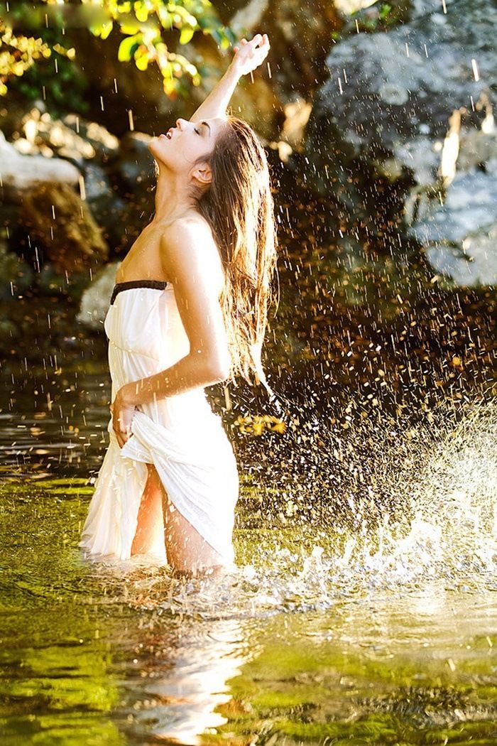 Marie Avgeropoulos in Cucuta