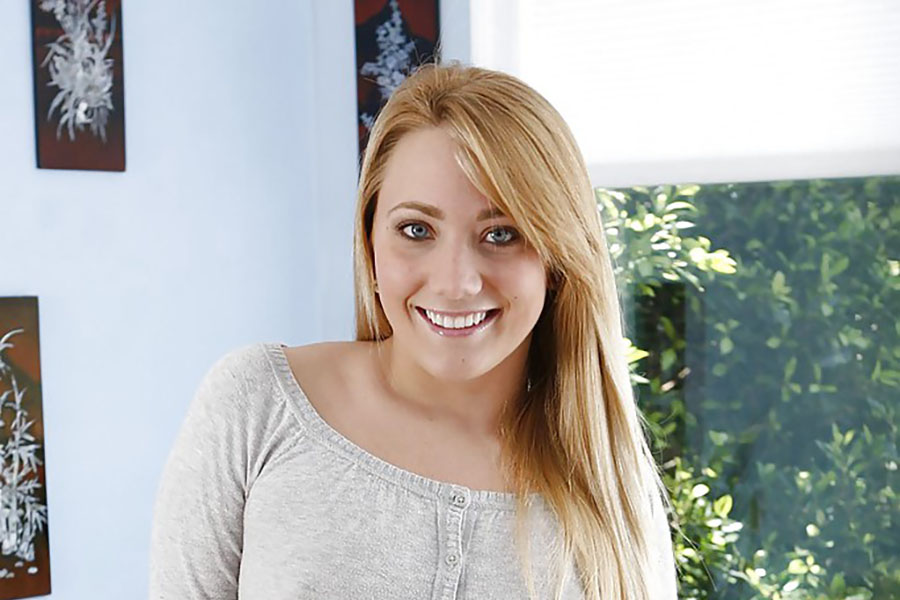 Model Smiley blonde in shorts in Cucuta