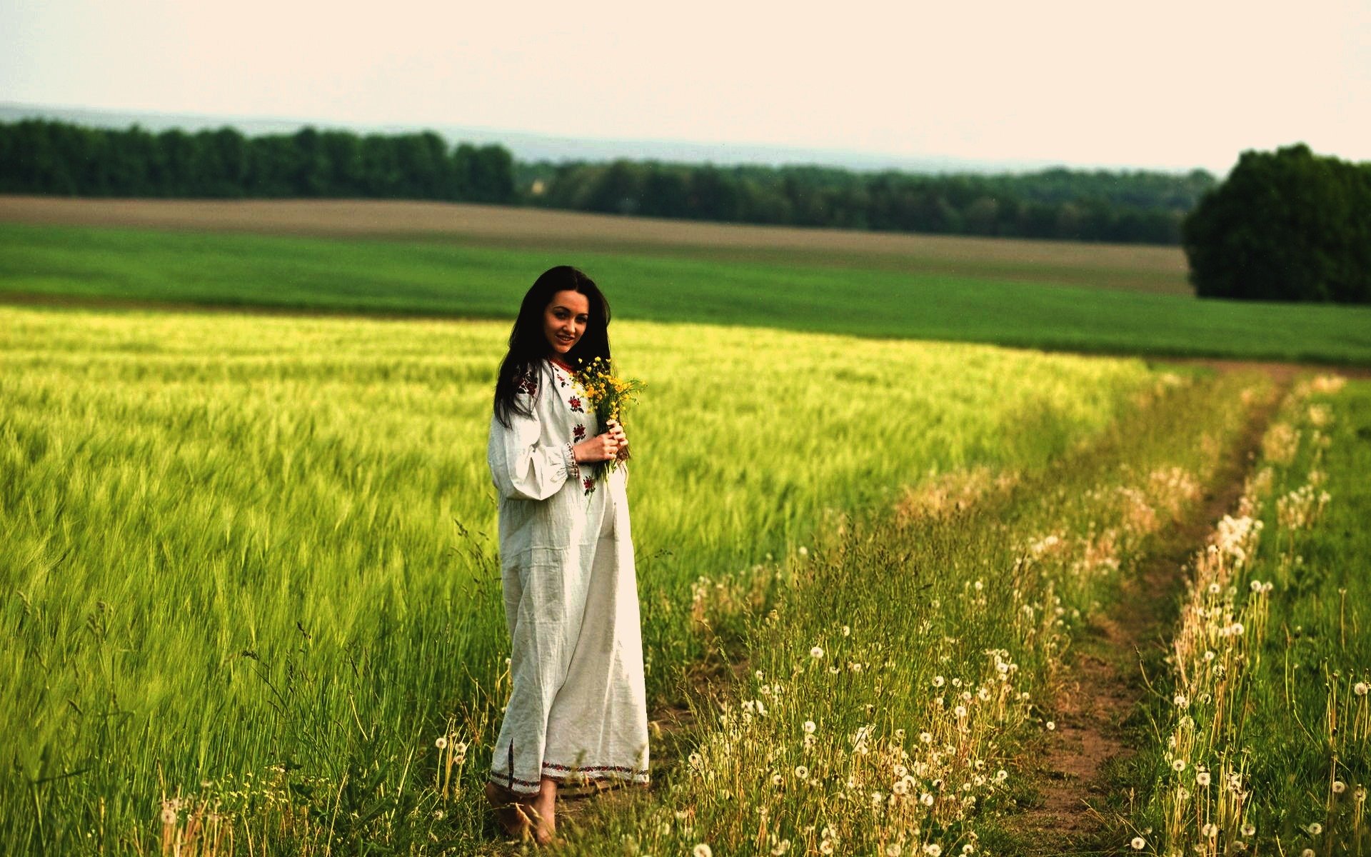 Women in Slavic costumes in Cucuta
