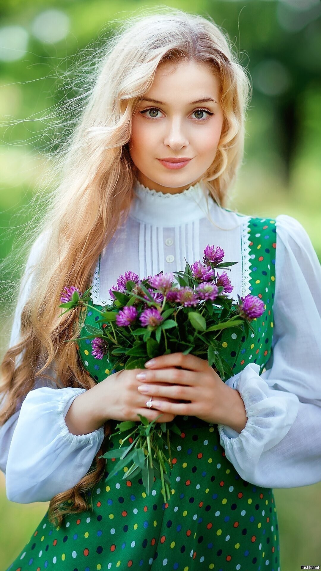Girls in Slavic costumes in Cucuta